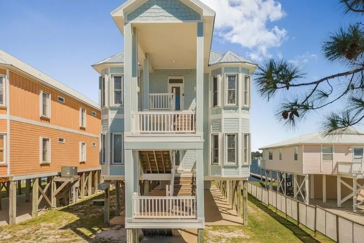 North Floor Pet-friendly Duplex on Little Lagoon