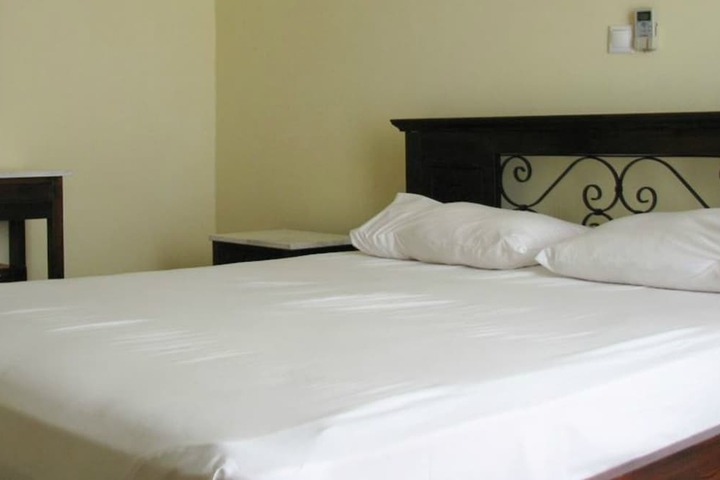 Room 4 of 8