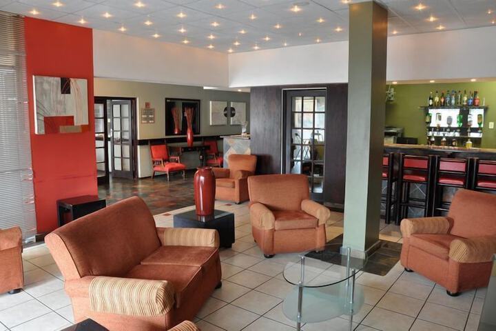 Lounge 16 of 18