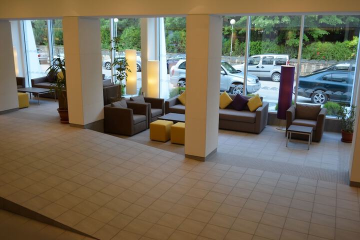 Lounge 53 of 65