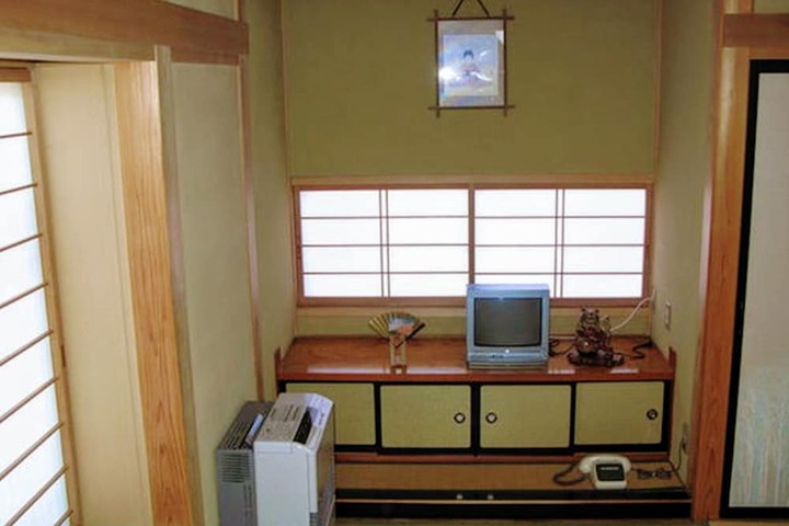 Room 12 of 37