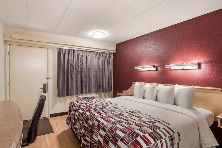 Deluxe King Bed Accessible (10 of 23)