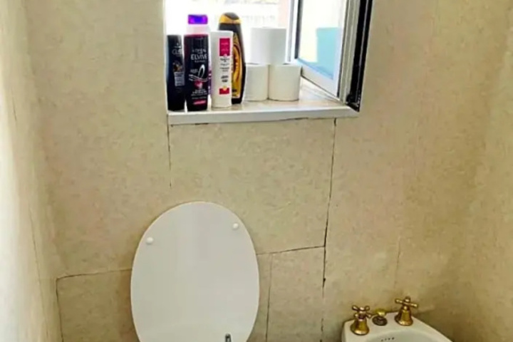 Room 9 of 11