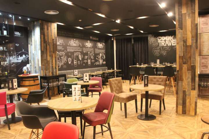 Lounge 56 of 61