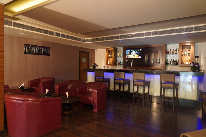 Lounge 30 of 48