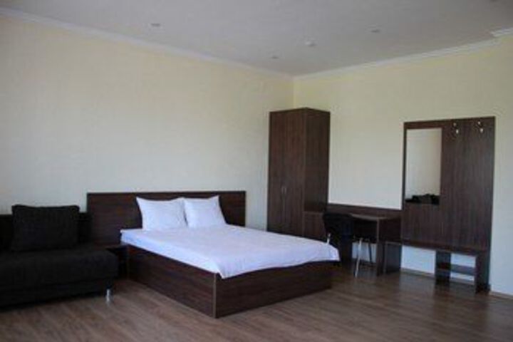Room 10 of 13