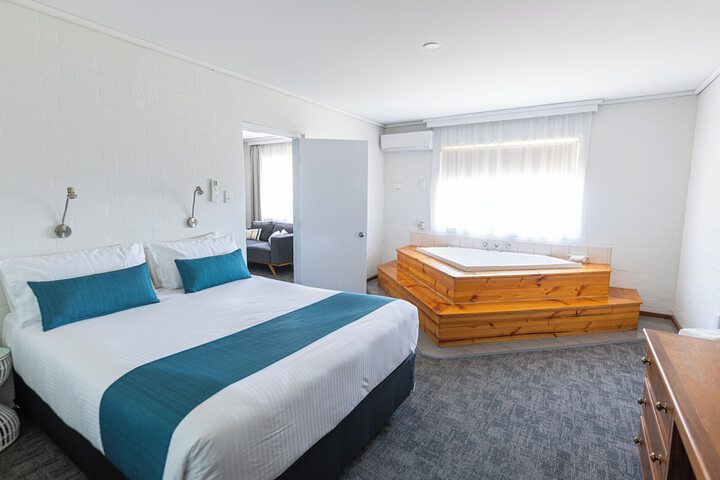 Room 8 of 33