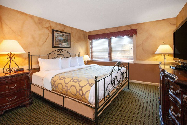1 King Bed (11 of 12)