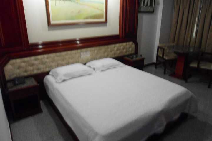 Room 12 of 27