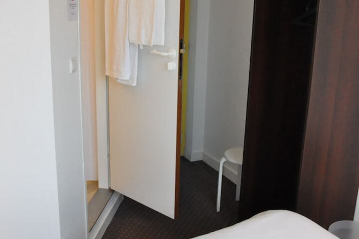 Room 50 of 98