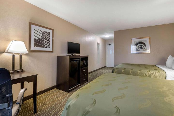 1 Queen Bed (16 of 18)
