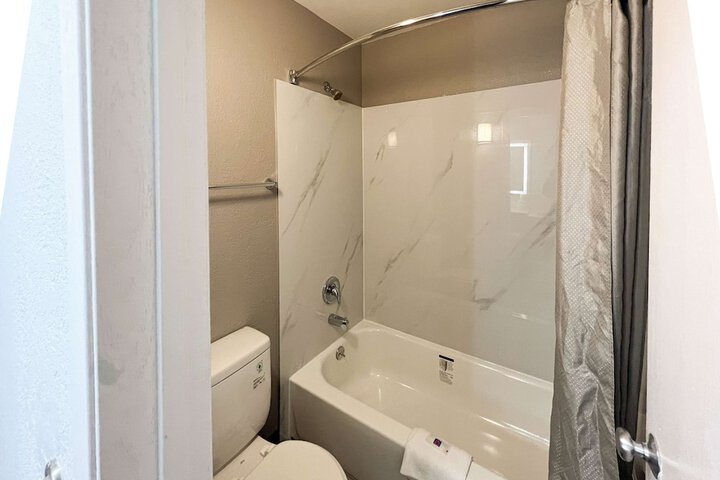 1 Queen Bed Kitchen (18 of 30)