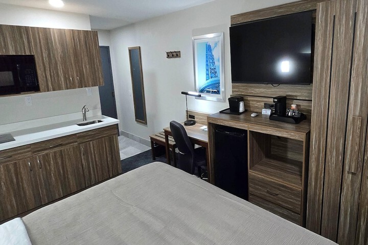 Room 16 of 38