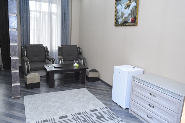 Room 6 of 13