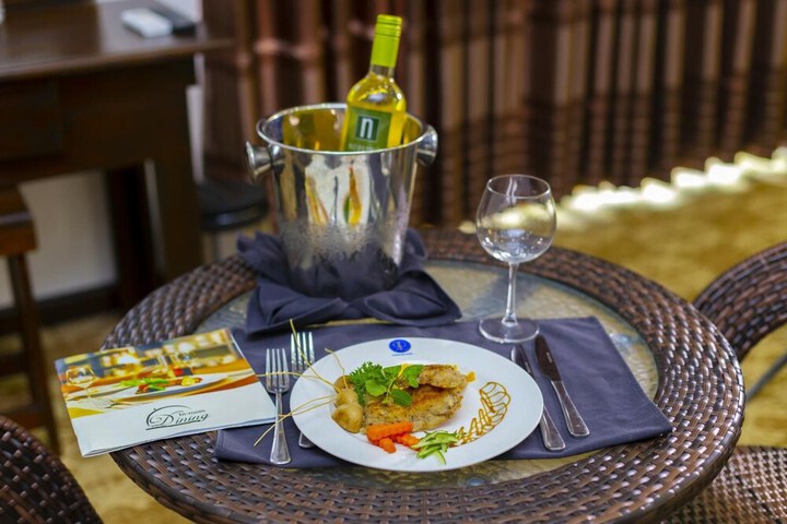 Dining 40 of 57