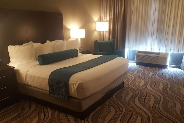 1 King Bed (2 of 4)