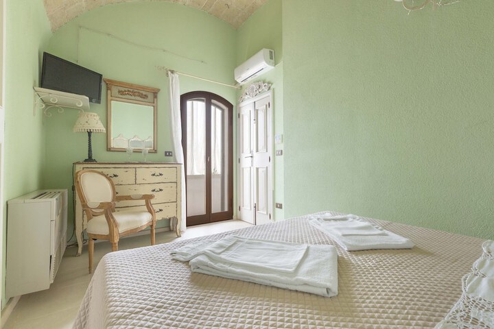 Room 4 of 63