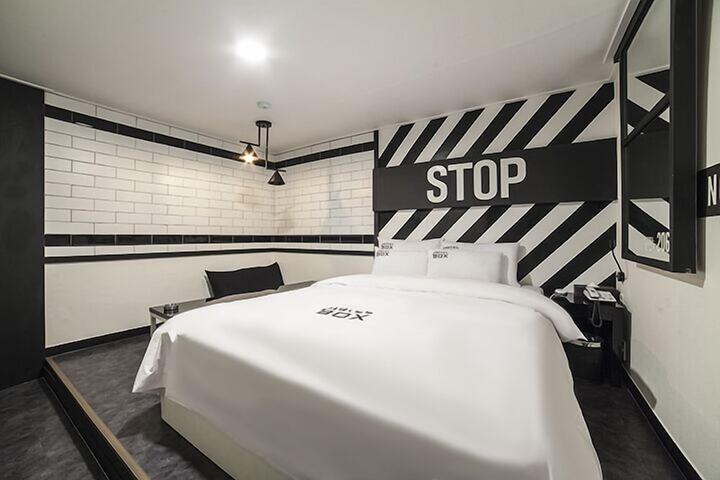 Room 4 of 7