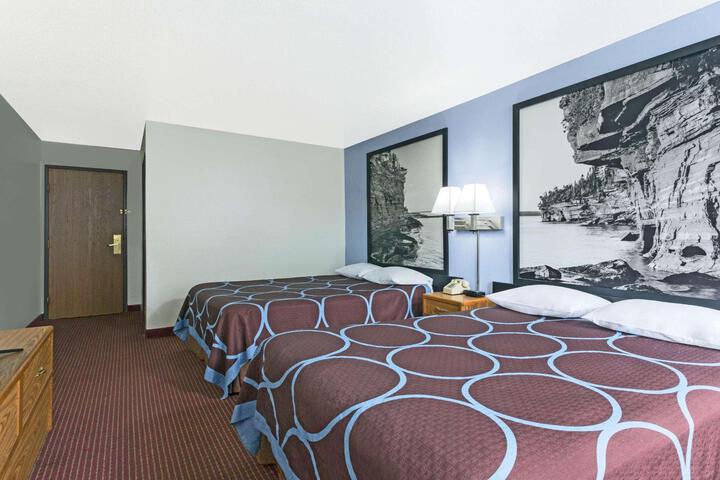 2 Queen Beds Pet Room (9 of 10)