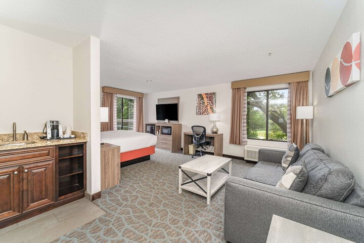 1 King Accessible Comm Assist Bathtub Microwave, Refrigerator WiFi Full Breakfast (17 of 20)