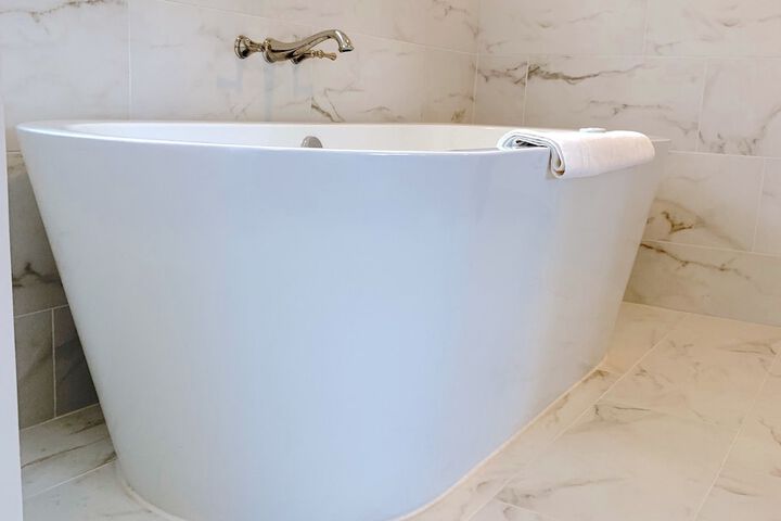 Private spa tub