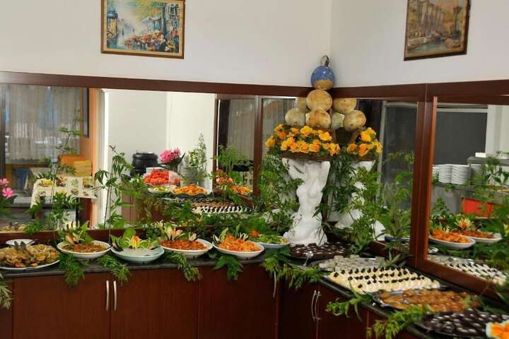 Dining 17 of 28