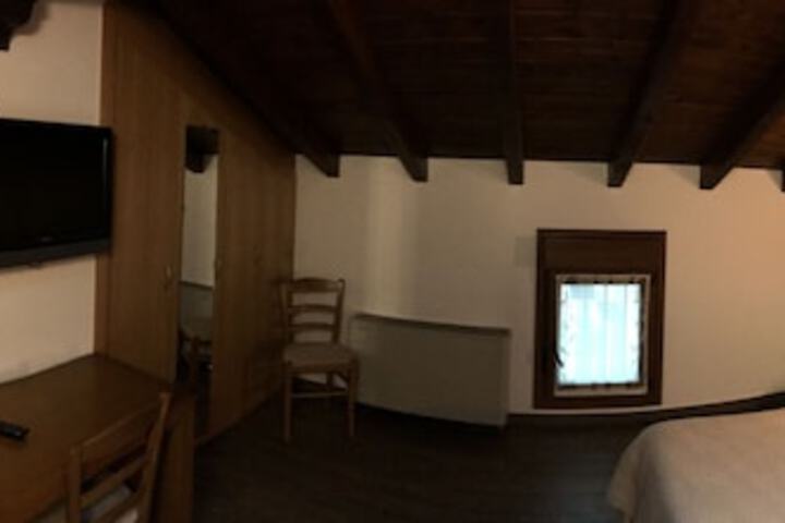 Room 4 of 32