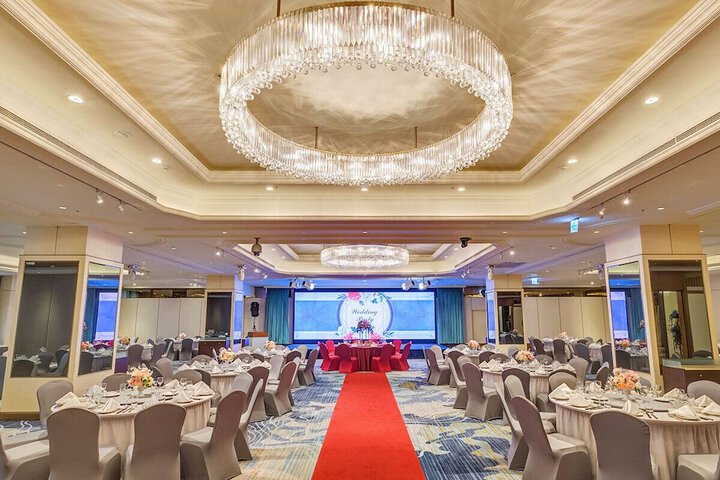 Ballroom/Hall 64 of 92