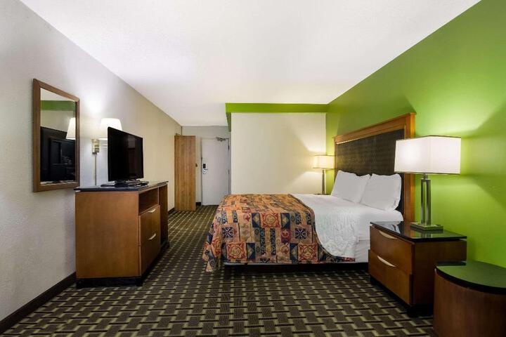 1 King Bed (12 of 15)