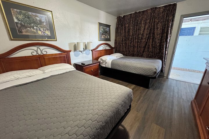 Deluxe Double Room (1 of 12)