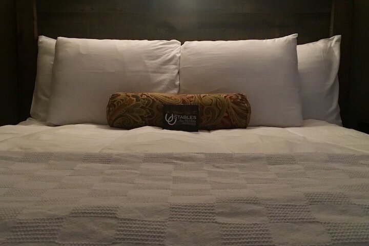 1 Queen Bed (2 of 5)