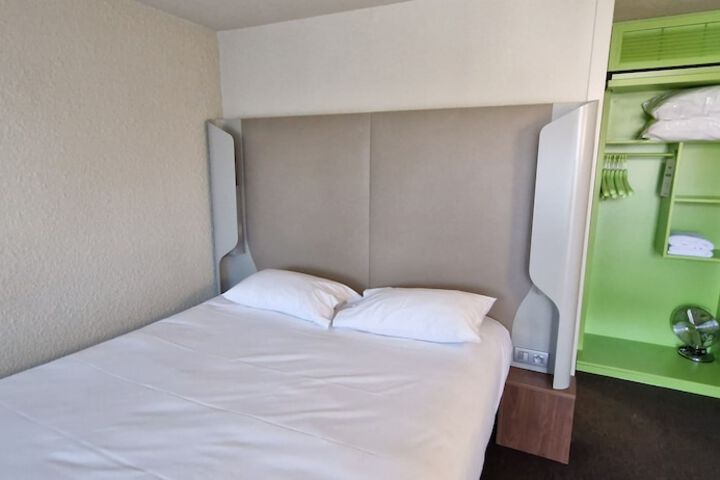 Room 9 of 66