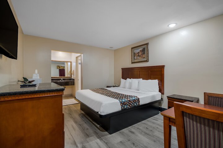 1 King Bed (5 of 11)
