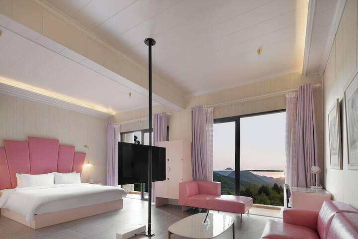 Room 15 of 143