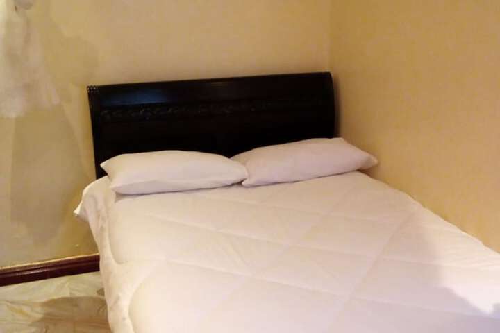 Room 4 of 16