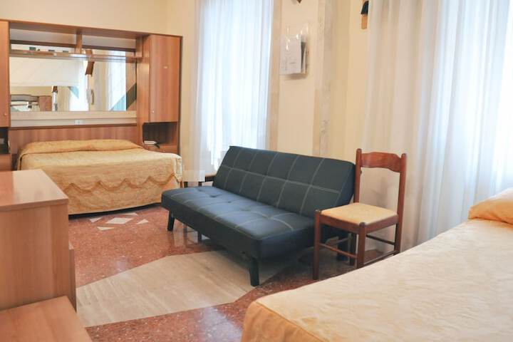 Room 6 of 20