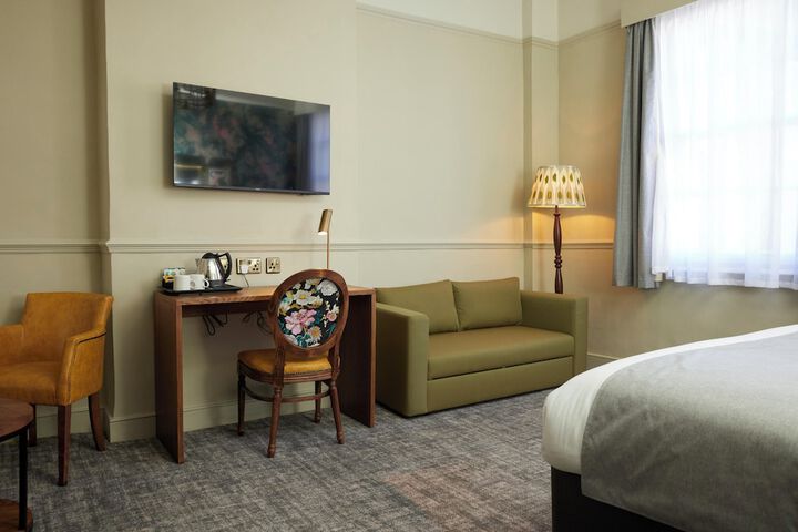 Room 10 of 37