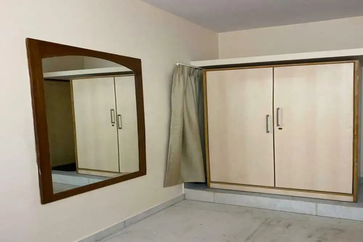 Room 4 of 13