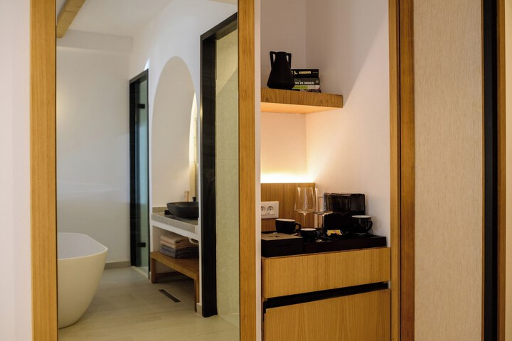 Room 33 of 199