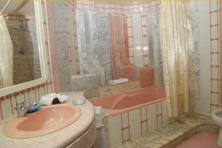 Room 11 of 25