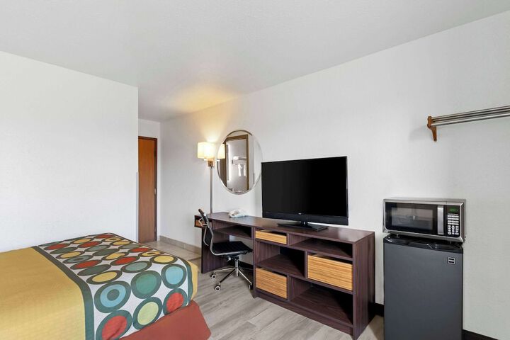 1 Queen Bed (38 of 51)