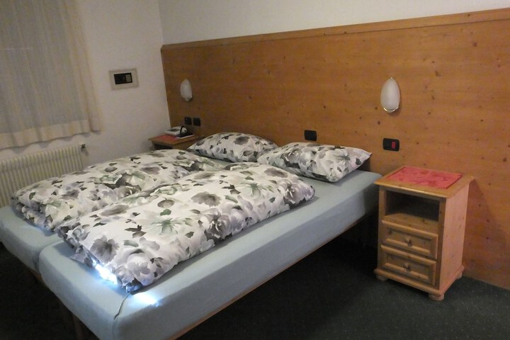 Room 12 of 33