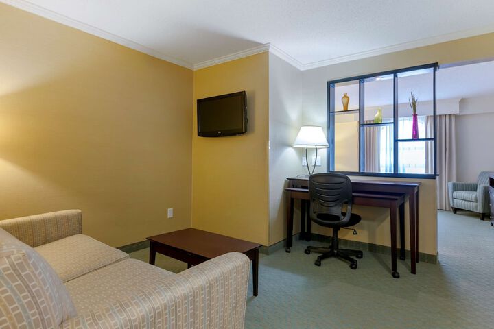 1 King Bed Chair Work Desk WiFi, Microwave and Refrigerator Full Breakfast (1 of 19)