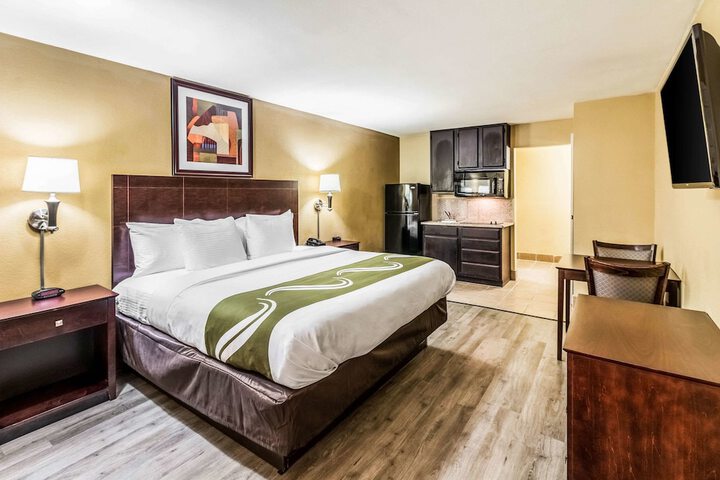 1 King Bed (3 of 9)