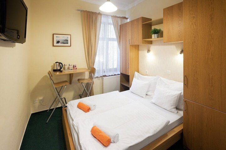 Room 8 of 33