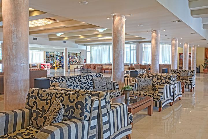 Lounge 174 of 229