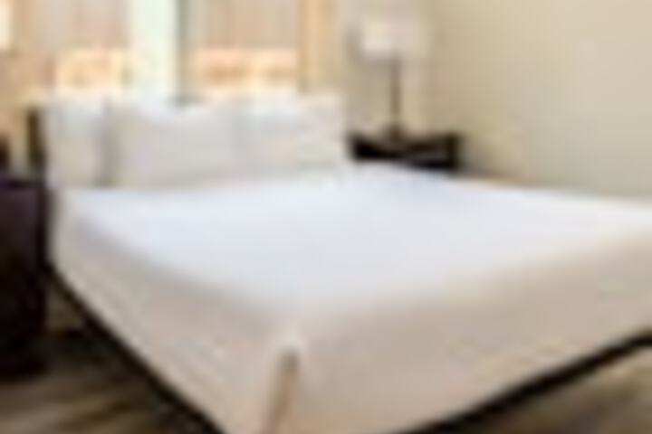 Room 32 of 210