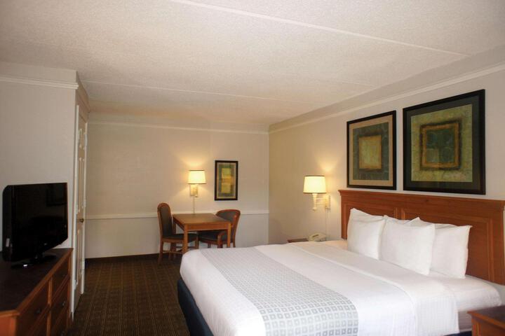 1 King Bed Deluxe Room (9 of 21)