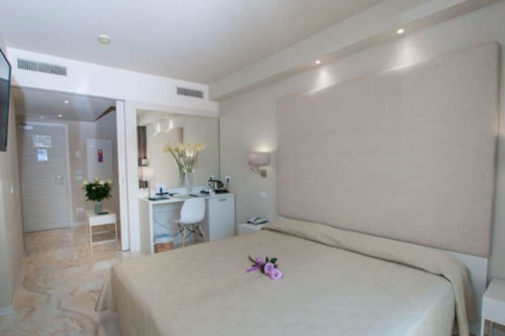 Room 5 of 32