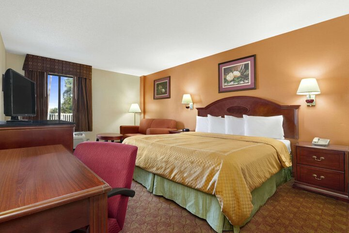 1 King Bed (3 of 5)